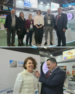 JEC World 2026’daki üçüncü ve son günümüzü, sektör temsilcileriyle gerçekleştirdiğimiz yoğun görüşmeler ve ziyaretlerle tamamladık.